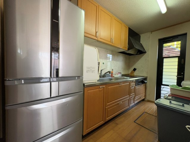 中古戸建・中古住宅　棚倉町棚倉日向前　棚倉小学校・棚倉中学校のキッチン|吊戸棚付きのキッチン！ゴミ出しに便利な勝手口付き！IHクッキングヒーターは火災の不安を軽減♪