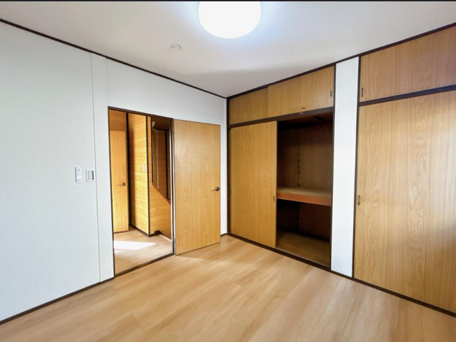 【洋室】 | 結城市新福寺6丁目　中古戸建 | お子様グッズを片付けるのにも、困りませんね！