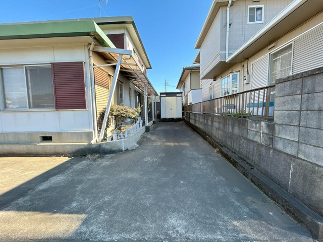 【駐車場】 | 結城市新福寺6丁目　中古戸建 | マイホームなら駐車場代がかかりません！しかも、自宅の駐車場で洗車ができます！今までコイン洗車に行っていた手間も省けて、節約にもつながります(^^♪