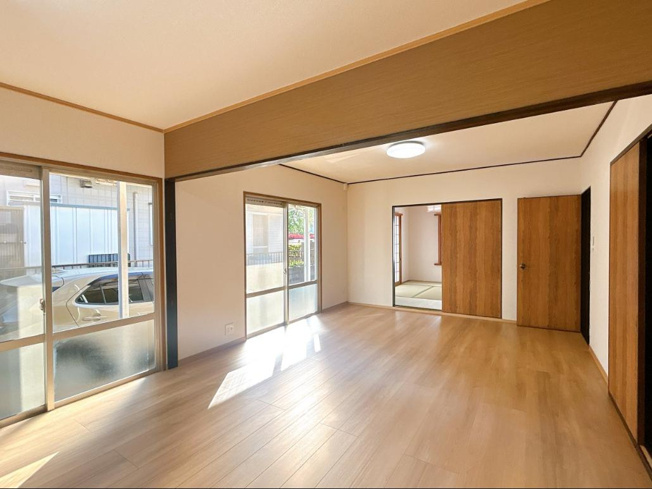 【居間・リビング】 | 結城市新福寺6丁目　中古戸建 | お子様が元気に遊べる広々としたリビングです！