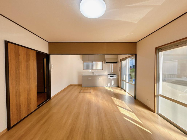 【居間・リビング】 | 結城市新福寺6丁目　中古戸建 | リビングの大きな窓からは、暖かな日の光が降り注ぎます・・・