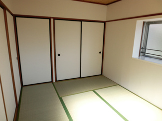 【和室】 | ライフタウン北本町 | 出窓があって明るい和室