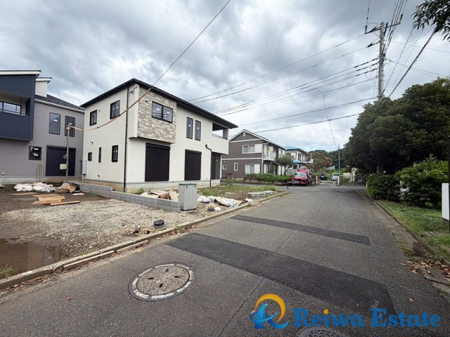 新築戸建　高座郡寒川岡田8丁目の前面道路含む現地写真