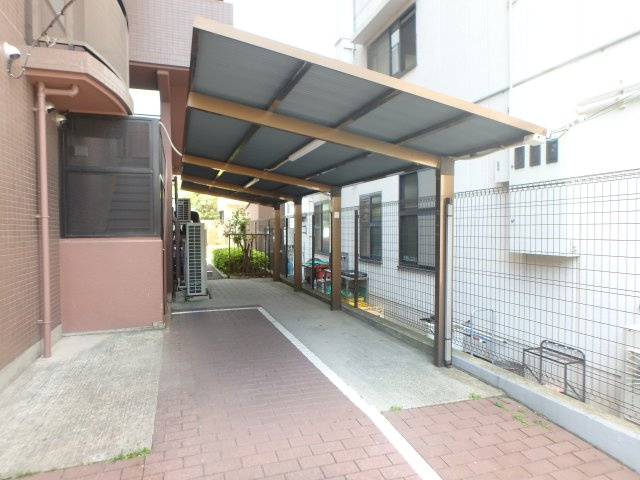 【その他共用部分】 | ココ西宮 | 屋根付き駐輪スペースです