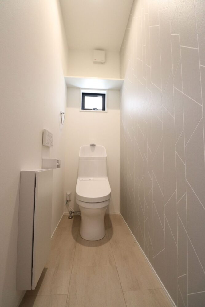 LAVIE土居田2503Aのトイレ|トイレは１階、２階に設置。便座はフチ無し形状になっているので、サッとひと拭き、お掃除ラクラク。掃除用具やトイレットペーパーが置ける収納も設置。
