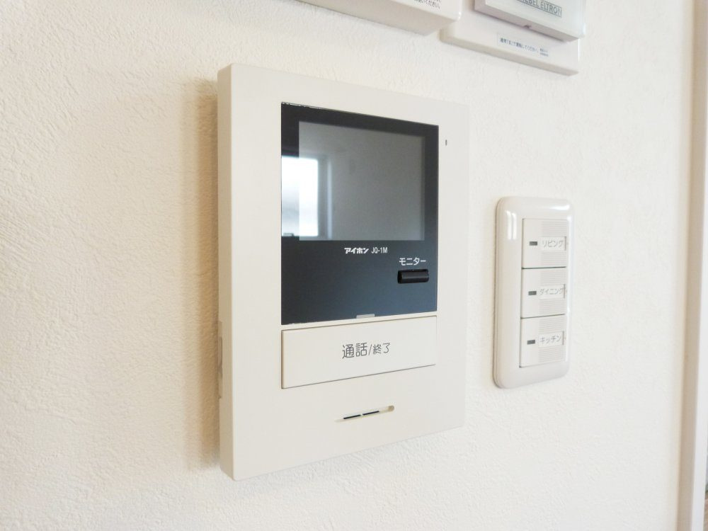 LAVIE土居田2503Aの防犯設備|TVモニター付きインターホン＊訪問者のお顔をカラーモニターで確認できます。不在時も来訪者をカラー画面と音声でしっかり録画しますので、防犯対策にも活躍します。