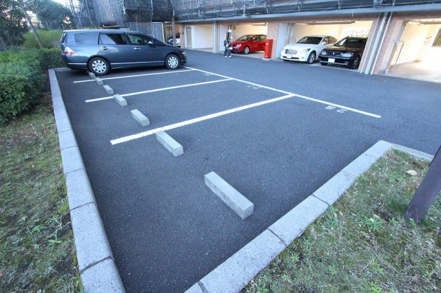 ライオンズマンション草加東の駐車場|敷地内駐車場です