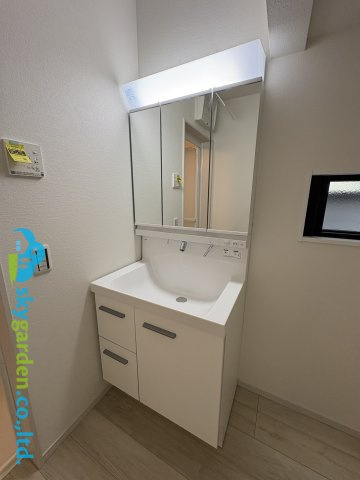 逗子市久木１期　新築戸建　全２棟2号棟の独立洗面台|三面鏡付きの洗面化粧台