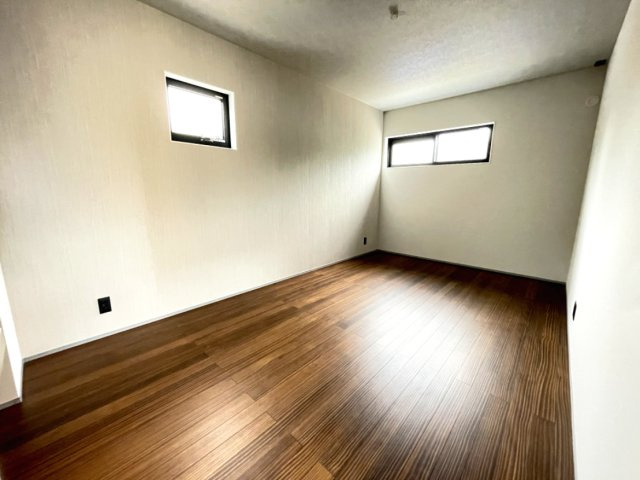 古江東町（D）　新築一戸建ての洋室|洋室①は、約7.5帖あり、ベッド以外の家具も配置しやすい広さです。