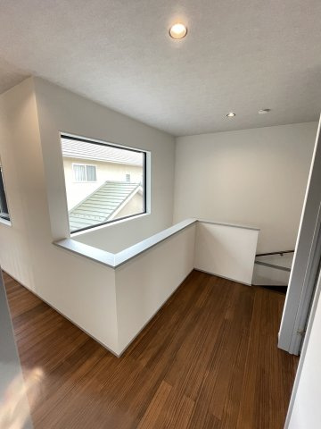 古江東町（D）　新築一戸建てのその他|2階の階段ホールは少し広めになっており、窓も大きく陽当り良好な明るい空間です。