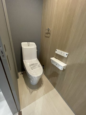 古江東町（D）　新築一戸建てのトイレ|1階トイレはシャワートイレの多機能タイプになります。2階のトイレも同じ設備が設置されています。
