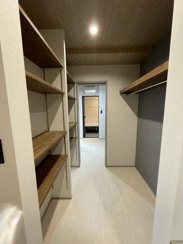 古江東町（D）　新築一戸建ての収納|洗濯機から物干しスペース、収納までの距離を短縮し、家事動線を最適化しています。
