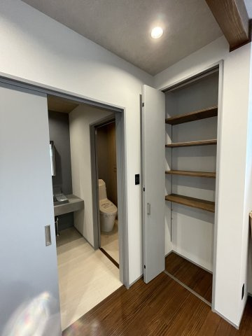 古江東町（D）　新築一戸建ての収納|リビング収納は、家族みんなで使うものの収納に便利です。