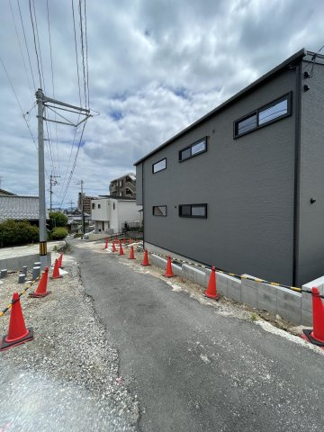 古江東町（D）　新築一戸建ての前面道路含む現地写真|前面道路はセットバックされていますので、実際の幅員は4.0ｍになります。