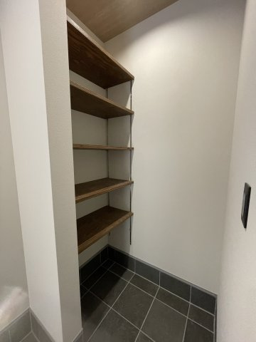古江東町（D）　新築一戸建ての収納|玄関収納は可動棚になっており、自由に高さを変えることができます。