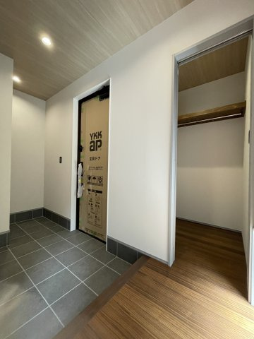 古江東町（D）　新築一戸建ての玄関|玄関横の収納は、外回り収納としても、室内収納としても、どちらの用途でも利用ができる位置にあります。
