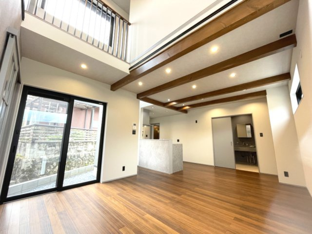 古江東町（D）　新築一戸建ての居間・リビング|木材のやわらかい印象が特徴的なリビングダイニング。吹き抜けがあるため、16帖以上の解放感を感じます。