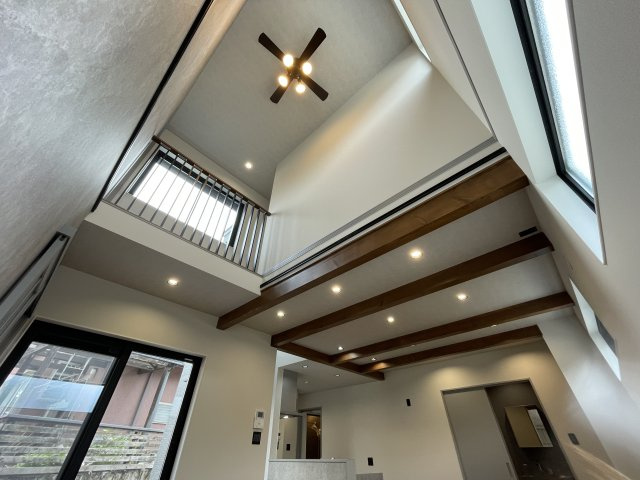 古江東町（D）　新築一戸建ての居間・リビング|シーリングファンは室内の空気を循環させ、冷暖房効率を高め、快適性や節電効果を向上させます。