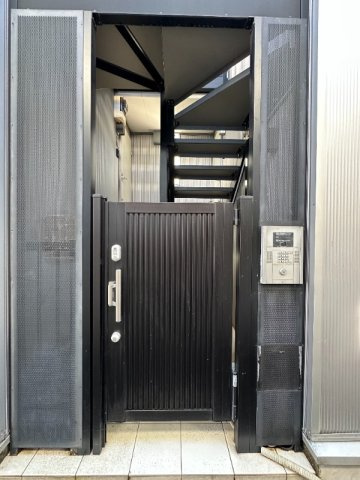 GAP成田東のエントランス