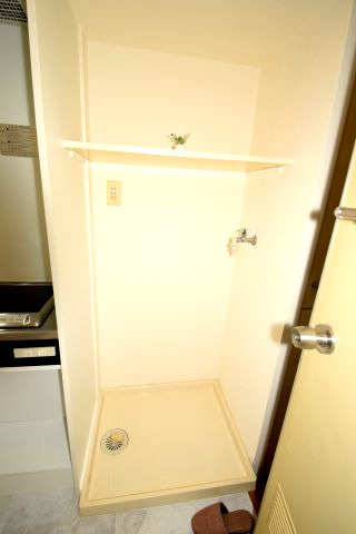 ジョイフル新高円寺第3の設備|室内洗濯機置場です。上部の棚が便利です。
※前回募集時の写真です