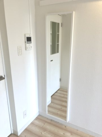 ジョイフル新高円寺第3の設備|壁に姿見がついているので、全身のチェックができますよ。
前回募集時の写真です