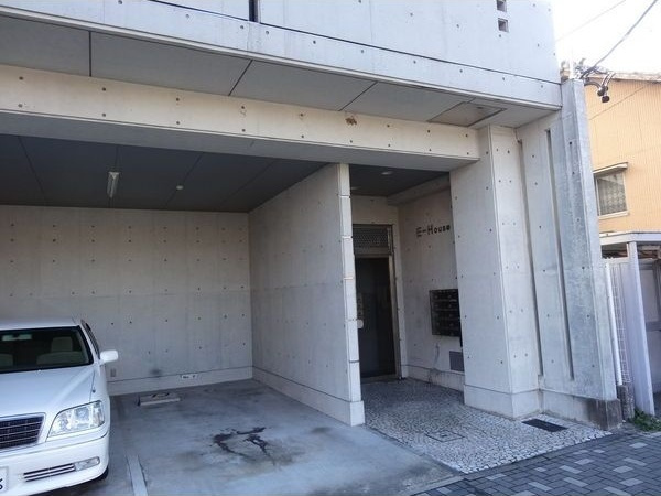 E-HOUSEの駐車場