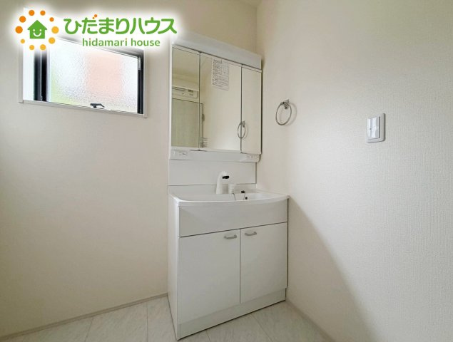 いわき市常磐下船尾１期　新築戸建　1号棟の独立洗面台|ゆったりとした洗面所には物入れを完備！タオルや洗剤をしまえます(^^)/