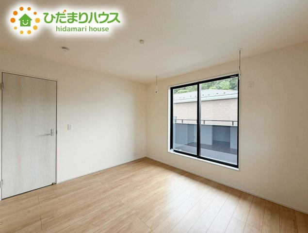 いわき市常磐下船尾１期　新築戸建　1号棟の寝室|主寝室は広々していて安らげる空間に。大きな窓から光が差し込み、朝の目覚めも良さそう♪