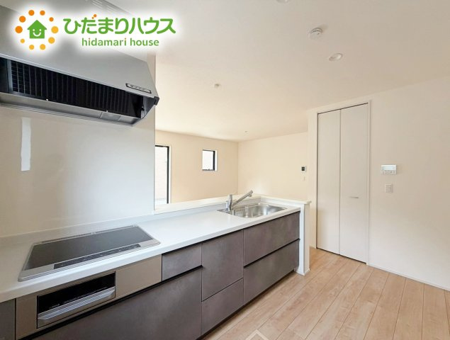 いわき市常磐下船尾１期　新築戸建　1号棟のキッチン|料理をしながらでも、ご家族との会話を楽しめる対面式キッチン☆彡