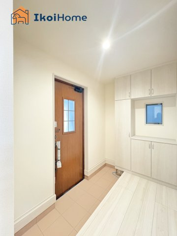 神戸市西区竜が岡1丁目　全8棟　3号棟　新築戸建の玄関|【ホームページに現地動画掲載中】●年中無休：当日予約可●コの字型の大型靴箱がございます！