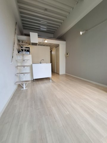 C4 koshien eastの居間・リビング