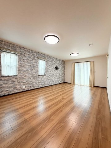 北足立郡伊奈町内宿台5丁目　中古戸建の居間・リビング|こちらのリビングで趣味の時間をお楽しみください