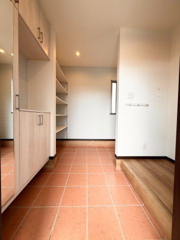 北足立郡伊奈町内宿台5丁目　中古戸建の玄関|ゆったりとした玄関です
