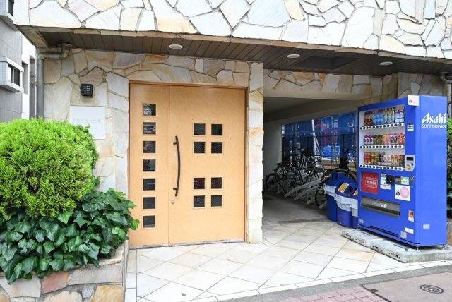 中野区本町６丁目の賃貸マンションのエントランス