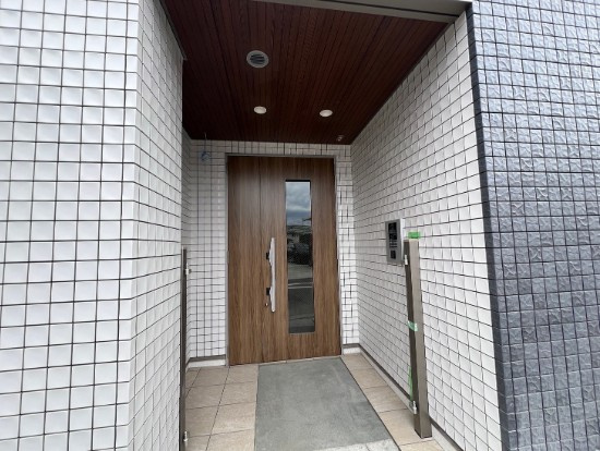 日野市東平山２丁目の賃貸マンションのエントランス