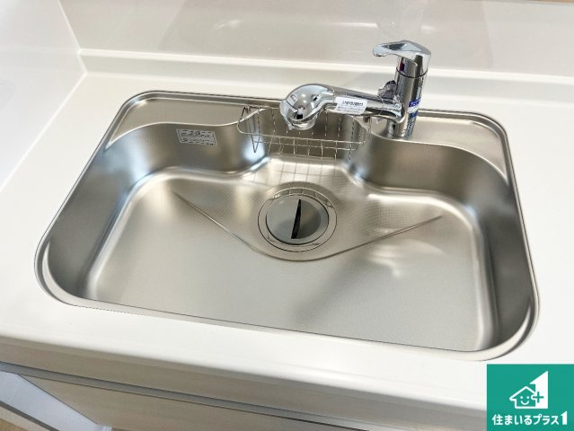 加古郡稲美町六分一　第9期　新築一戸建ての設備|蛇口の先端に浄水器を内蔵しています！原水と浄水、お湯と冷水、シャワーの切替えがワンタッチなので用途によって使い分けられます。
