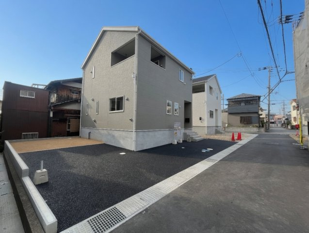 加古郡稲美町六分一　第9期　新築一戸建ての前面道路含む現地写真|周辺は閑静な住宅街！前面道路広々で車の出し入れも便利です。駐車が苦手な方でも安心して車庫入れできます！