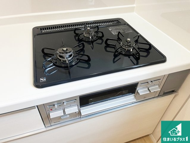 加古郡稲美町六分一　第9期　新築一戸建ての設備|ダブル高火力Ｓｉセンサー付きコンロ！３口あるので、まとめて料理をする時も大活躍！