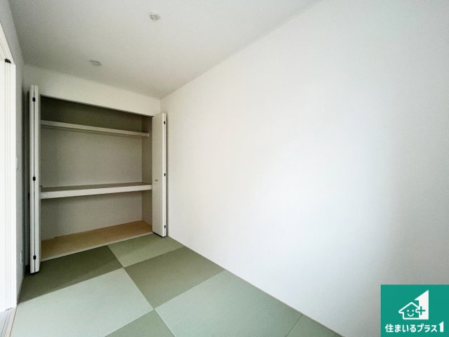 加古郡稲美町六分一　第9期　新築一戸建ての和室|一室あると便利な和室は客間としてだけでなく、小さなお子様のプレイルームや食後のくつろぎスペースとしてもご利用いただけます。収納もついていますので大活躍間違いなし！
