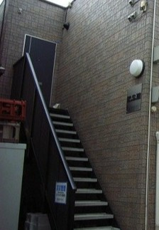 横浜市緑区鴨居１丁目のアパートの玄関