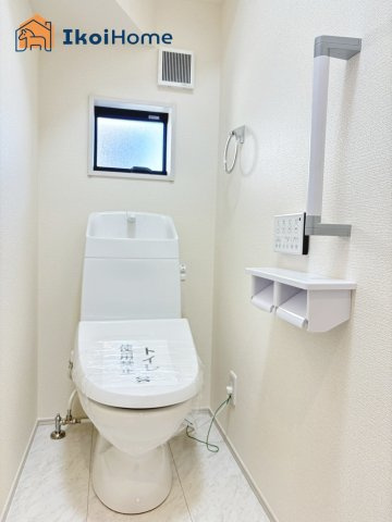 神戸市西区竜が岡1丁目　全8棟　5号棟　新築戸建のトイレ|◆同社施工例◆1階・2階にウォシュレット、暖房便座、脱臭機能を標準装備のトイレを完備！