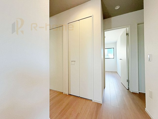 土浦市烏山7期　新築戸建て　1号棟の収納|掃除用具などの収納に便利なホール収納！家族で活用できる嬉しい収納スペース♪