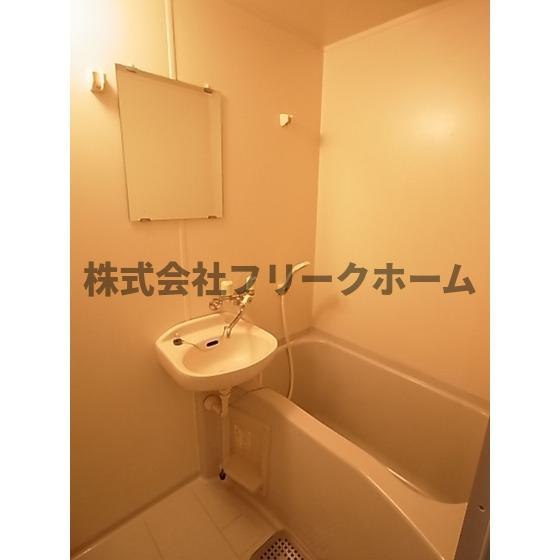武蔵野市吉祥寺本町４丁目のアパートの浴室