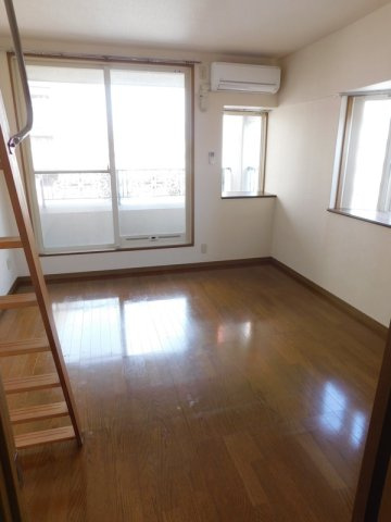 フォステリア大橋の洋室|ロフト付角部屋。洋室７．６帖、お一人でゆっくりくつろげる室内♪