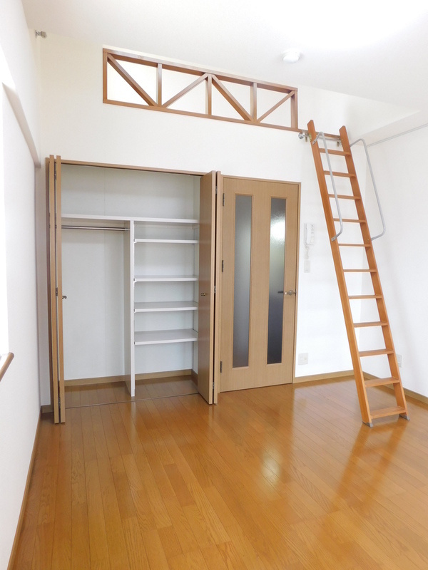 フォステリア大橋の洋室|ロフト付角部屋。洋室７．６帖、お一人でゆっくりくつろげる室内♪