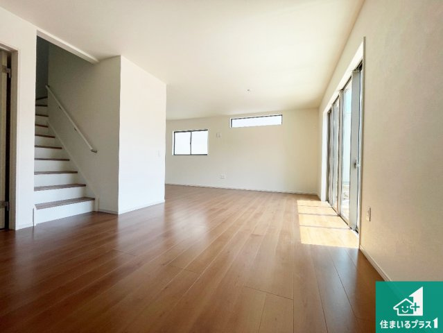 加古川市野口町北野　第12期　新築一戸建ての居間・リビング|日当たり良好の明るいリビングで朝の目覚めもスッキリできそう！対面キッチンでご家族のコミュニケーションも自然と増える設計！小さなお子様が遊ぶスペースを作っても広々とくつろげるLDK！
