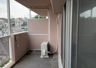 【受付】 | サンヴェール玉川学園 | 受付はマンションコンシェルジュがいる場合もあれば、管理人が滞在する小部屋を総称して呼ぶことがあります。主にエントランスに設置されていることから、防犯面でも期待ができます。防犯設備がない場合はより安心！