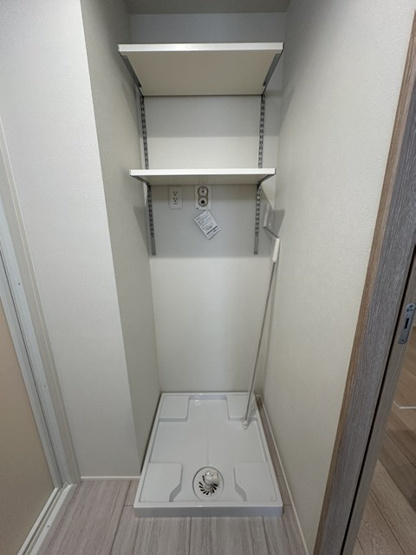 【設備】 | 【新築】(仮称)ELPIS COURT KURIKI | 洗面所にある室内洗濯機置き場です♪防水パンが付いているので万が一の漏水にも安心です！上部には便利な収納棚付き♪