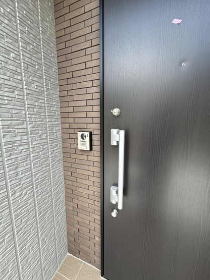 【セキュリティ】 | 【新築】(仮称)ELPIS COURT KURIKI | 玄関扉はダブルロックキーになっています♪防犯性が高く、安心ですね！