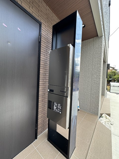 【その他共用部分】 | 【新築】(仮称)ELPIS COURT KURIKI | エントランスには宅配BOXがあるので荷物の受け取りもスムーズに♪再配達を依頼する手間が省けます☆